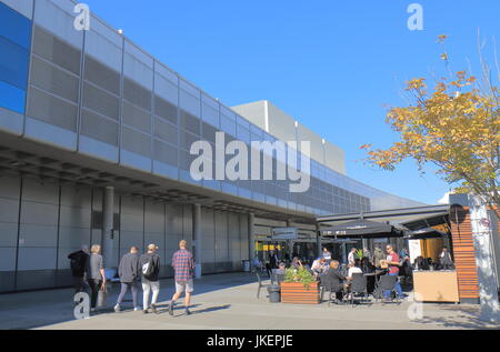 Les gens voyagent à l'aéroport de Brisbane à Brisbane en Australie. Banque D'Images