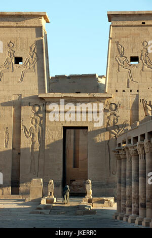 Egypte, Assouan, Philae Tempel von auf der Insel Agilkia, Grosser Hof (Dromos) vor dem Isis-Tempel, pylône, 1 Banque D'Images