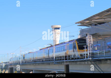 Train pour le centre-ville de Brisbane à l'aéroport de Brisbane gare à Brisbane en Australie. Banque D'Images