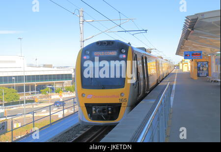 Train pour le centre-ville de Brisbane à l'aéroport de Brisbane gare à Brisbane en Australie. Banque D'Images