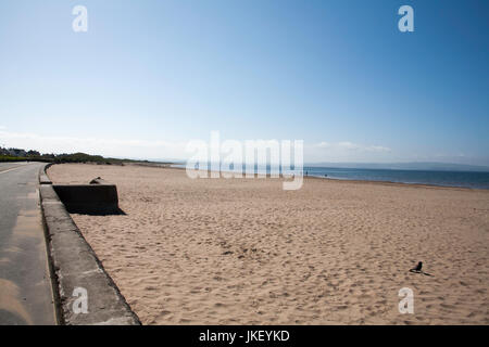 La plage de Troon à au sud vers ayr et brown carrick hill ayrshire en Écosse Banque D'Images