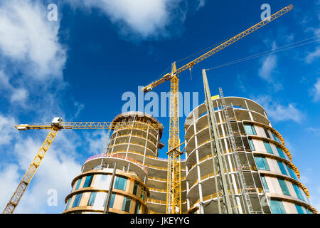 Axel Tours à Vesterbrogade en construction à Copenhague, Danemark avec ciel bleu profond et quelques grues. Banque D'Images