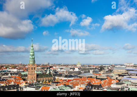 Vue sur le centre de Copenhague, au Danemark, avec l'Église Nikolaj à gauche et le dôme de l'église de Frederik dans le centre. Banque D'Images