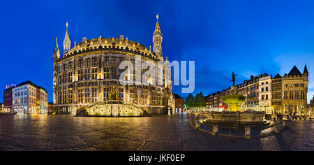 Aix-la-Chapelle - JUIN 05 : Vue panoramique sur le célèbre vieux hôtel de ville d'Aachen, Allemagne avec ciel bleu nuit sur la place du marché avec le Karlsbrunnen au Banque D'Images