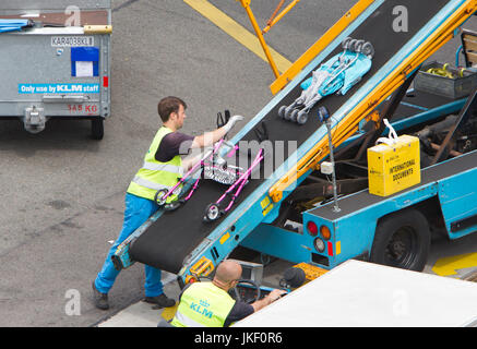 AMSTERDAM, Pays-Bas - 29 juin 2017 : charger des bagages en avion à l'aéroport Schiphol d'Amsterdam, Pays-Bas le 29 juin 2017. Schiphol est l'fourt Banque D'Images