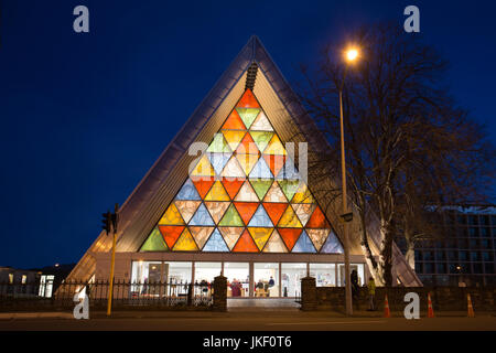 La Cathédrale de Christchurch de transition au début de l'éclairage de nuit en hiver Banque D'Images