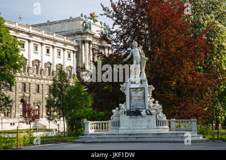 Statue de Wolfgang Amadeus Mozart, au printemps. Burggarten, Vienne, Autriche, horizontal Banque D'Images