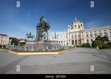 Monument de la maria Theresien Denkmal et Musée d'Histoire Naturelle (Naturhistorisches Museum) sur Maria-Theresien-Platz, Vienne, Autriche Banque D'Images