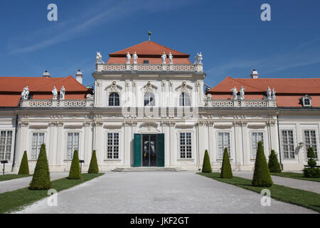 La façade de palais du Belvédère inférieur et le jardin de jour, Vienne, Autriche Banque D'Images