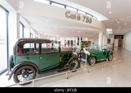 Vintage Austin 7 Berline (1934) et Austin 7 Special (1931) dans le hall d'entrée à Haynes International Motor Museum, Sparkford, Somerset, England, UK Banque D'Images