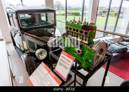 Vintage Austin 7 Berline (1934) et Austin 7 coupure moteur dans le hall d'entrée à Haynes International Motor Museum, Sparkford, Somerset, England, U Banque D'Images