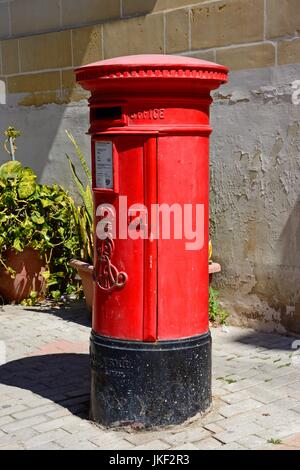 Rouge traditionnel British Post box, Mdina, Malte, l'Europe. Banque D'Images