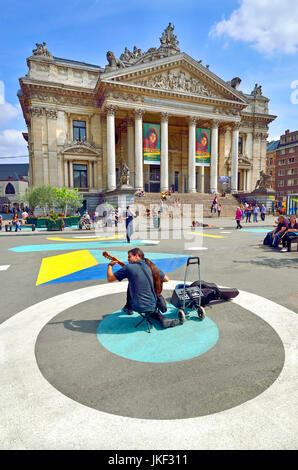 Bruxelles, Belgique. Zone piétonne de la Place de la Bourse. Le guitariste de la rue Banque D'Images