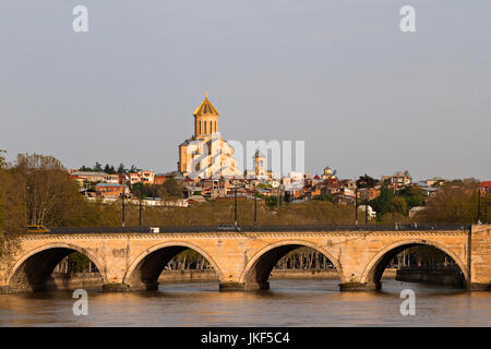 Saarbrucken bridge et cathédrale Sameba à Tbilissi, Géorgie Banque D'Images