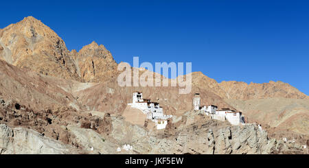 Vue sur le monastère bouddhiste situé dans le village de Basgo en arrière-plan, on peut voir les montagnes le Ladakh est d'admirer la belle K Banque D'Images