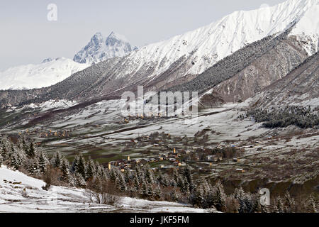 Mt Ushba, un des sommets des montagnes du Caucase et la tour médiévale de villages, en Géorgie. Banque D'Images