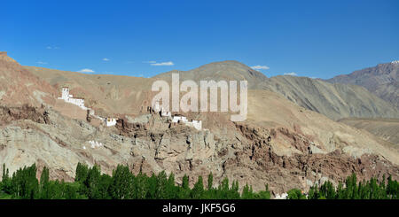 Vue sur le monastère bouddhiste situé dans le village de Basgo en arrière-plan, on peut voir les montagnes le Ladakh est d'admirer la belle K Banque D'Images