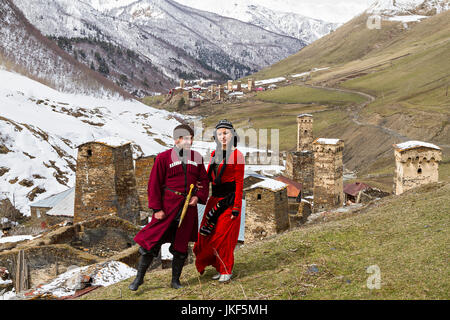 Couple géorgien en costume national dans village Ushguli, dans les montagnes du Caucase, en Géorgie. Banque D'Images