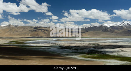 Vue sur le lac Tso Kar dans le Karakorum Montagnes près de Leh, Inde. Ce lac est une destination fréquente pour les touristes. Banque D'Images