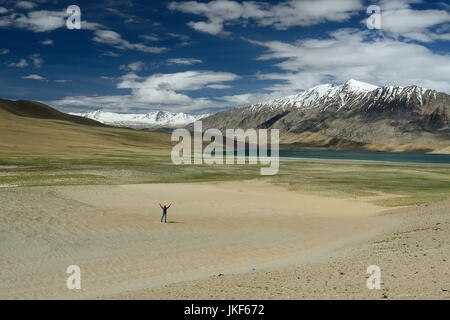 Traversant le désert touristique dans les environs du lac Tso Startsupuk dans le Karakorum Montagnes près de Leh, Inde. Banque D'Images