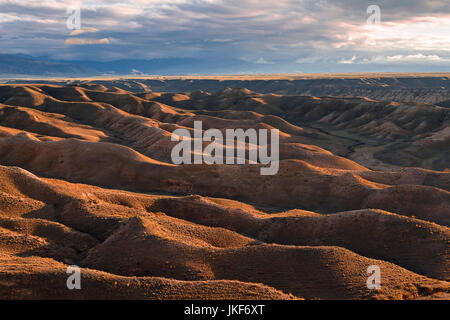 Terrain extrême du Kazakhstan au coucher du soleil avec pleine lune qui monte. Banque D'Images