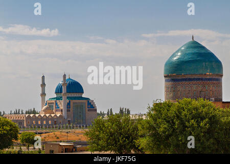 Vue sur les dômes du mausolée de Khoja Ahmad Yasawi, au Turkestan, au Kazakhstan. Banque D'Images