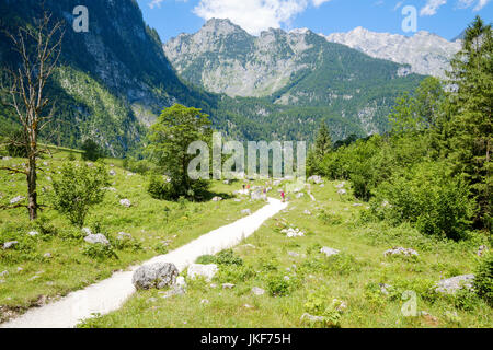 Randonneurs sur le sentier entre le Königssee et lacs Obersee, Upper Bavaria, Bavaria, Germany, Europe Banque D'Images