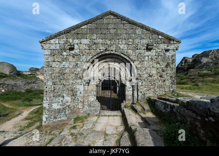 La chapelle romane de Sao Miguel (Capela de São Miguel) dans la périphérie du village médiéval de Monsanto au Portugal Banque D'Images