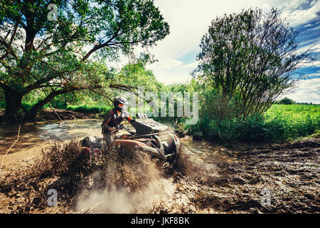 Minsk, Bélarus - 11 juin 2017 : Photo de l'homme sur l'ATV Quad fonctionnant en voie de boue Banque D'Images