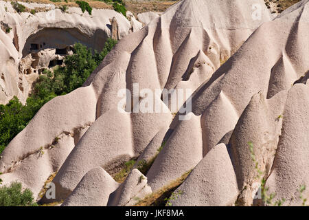 Formations de roche volcanique connu sous le nom de cheminées de fées et terrain extrême de la Cappadoce, Turquie. Banque D'Images