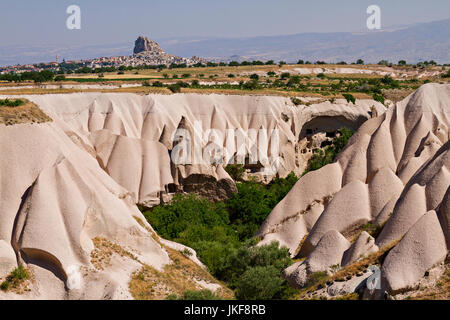 Formations de roche volcanique connu sous le nom de cheminées de fées et terrain extrême de la Cappadoce, Turquie. Banque D'Images