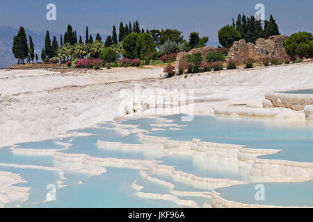 Pamukkale, Turquie, calcium-piscines connu sous le nom de travertins. Banque D'Images