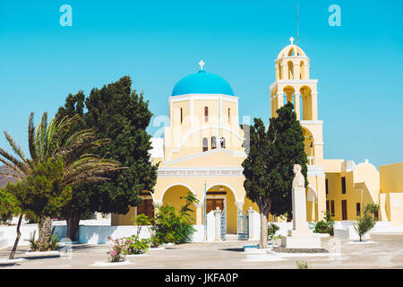 Oia, Santorini, Cyclades, Grèce. Saint George Église orthodoxe d'une journée ensoleillée Banque D'Images