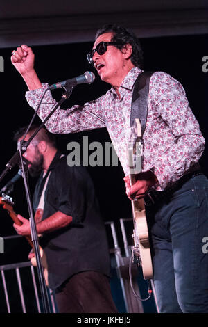 Baveno Italie. Le 21 juillet 2017. L'auteur-compositrice-interprète ALEJANDRO ESCOVEDO avec le groupe de rock italien DON ANTONIO effectue sur scène à la Villa Fedora Park. Credit : Rodolfo Sassano/Alamy Live News Banque D'Images