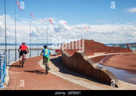 Morecambe, Lancashire. Météo britannique. 23 juillet, 2017. Chaude journée ensoleillée sur la côte comme la marée haute le reflecs collines éloignées du Lake District. Cette ville côtière populaire peut offrir une vue spectaculaire sur le coteau de Cumbrie conditons lorsque ont raison. Credit : MediaWorldImages/Alamy Live News Banque D'Images