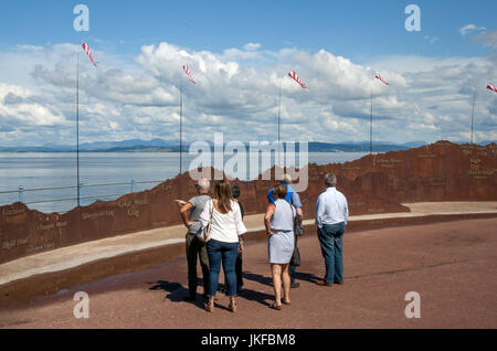 Morecambe, Lancashire. Météo britannique. 23 juillet, 2017. Chaude journée ensoleillée sur la côte comme la marée haute le reflecs collines éloignées du Lake District. Cette ville côtière populaire peut offrir une vue spectaculaire sur le coteau de Cumbrie conditons lorsque ont raison. Credit : MediaWorldImages/Alamy Live News Banque D'Images