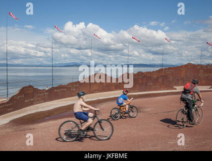 Morecambe, Lancashire. Météo britannique. 23 juillet, 2017. Chaude journée ensoleillée sur la côte comme la marée haute le reflecs collines éloignées du Lake District. Cette ville côtière populaire peut offrir une vue spectaculaire sur le coteau de Cumbrie conditons lorsque ont raison. Credit : MediaWorldImages/Alamy Live News Banque D'Images