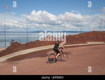 Morecambe, Lancashire. Météo britannique. 23 juillet, 2017. Chaude journée ensoleillée sur la côte comme la marée haute le reflecs collines éloignées du Lake District. Cette ville côtière populaire peut offrir une vue spectaculaire sur le coteau de Cumbrie conditons lorsque ont raison. Credit : MediaWorldImages/Alamy Live News Banque D'Images