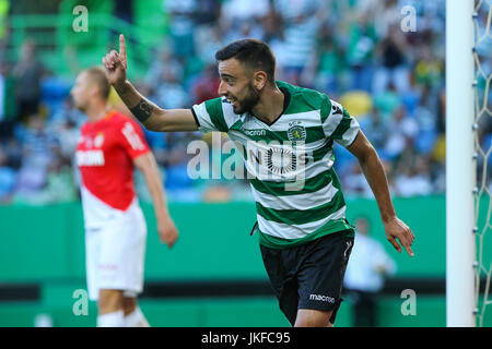 Lisbonne, Portugal. 22 juillet, 2017. Le milieu de terrain de sport"s Bruno Fernandes du Portugal célèbre après avoir marqué un but lors de la pré-saison match amical entre le Sporting CP et que Monaco, à l'Estadio Jose Alvalade le 22 juillet 2017 à Lisbonne, Portugal.. Crédit : Bruno Barros/Alamy Live News Banque D'Images