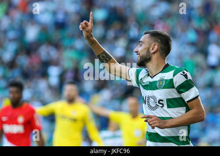 Lisbonne, Portugal. 22 juillet, 2017. Le milieu de terrain de sport"s Bruno Fernandes du Portugal célèbre après avoir marqué un but lors de la pré-saison match amical entre le Sporting CP et que Monaco, à l'Estadio Jose Alvalade le 22 juillet 2017 à Lisbonne, Portugal.. Crédit : Bruno Barros/Alamy Live News Banque D'Images