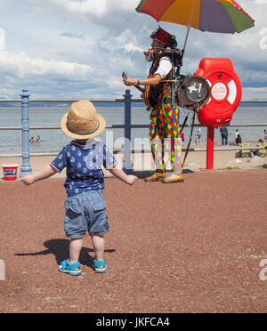 Morecambe, Lancashire, Royaume-Uni 23 juillet 2017. Jeunes garçons regardant Laurence et les groupes Music machine One Man de tout le pays convergent sur la promenade de Morecambe pour un festival amusant et gratuit de chaos musical. Credit ; MediaWorldImages/AlamyLive News Banque D'Images