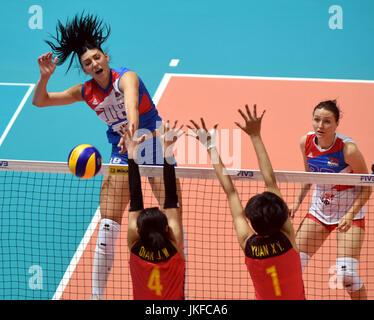 Hong Kong, Chine. 23 juillet, 2017. Tijana Boskovic (L) de la Serbie est en compétition lors du match contre la Chine à la FIVB World Grand Prix à Hong Kong, Chine, le 23 juillet 2017. Credit : Lo Fai Ping/Xinhua/Alamy Live News Banque D'Images