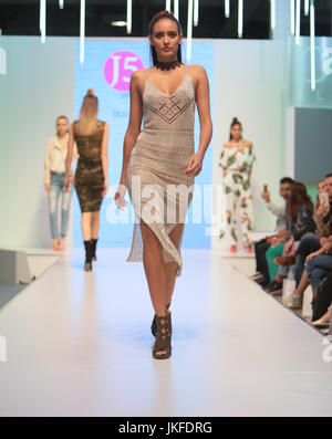 23 juillet 2017 Royaume-Uni Londres Londres Pure Piste esprit jeune Fashion Show avec de nouveaux designers à venir ,Glamour Arys, Rose sans fin,J5,la mode,shopping LYDC Gros Parti 21, Explosion, WALG, et KIKIRIKI, ,ont fait ressortir les couleurs et style à l'esprit jeune Fashion Catwalk. Crédit : Paul/Quezada-Neiman Alamy Live News Banque D'Images