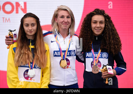 Georgie Hermitage, Nataliia Kobzar et Jaleen Roberts ont reçu leurs médailles pour le 100m T37. Cérémonie de remise des médailles aux Championnats du monde de para-athlétisme à Londres Banque D'Images