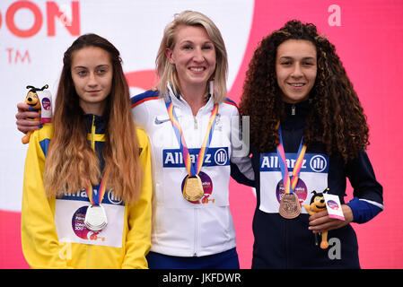 Georgie Hermitage, Nataliia Kobzar et Jaleen Roberts ont reçu leurs médailles pour le 100m T37. Cérémonie de remise des médailles aux Championnats du monde de para-athlétisme à Londres Banque D'Images