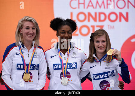 Sophie Hahn, Kadeena Cox et Georgie Hermitage de l'équipe GB ont reçu leurs médailles d'or et d'argent au 100m T38 et d'or au 100m T37 respectivement aux Championnats du monde de para-athlétisme à Londres Banque D'Images