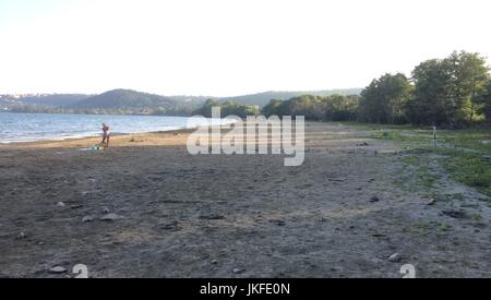 Rome, Italie. 22 juillet, 2017. Le lac de Bracciano, situé près de Rome, Italie, 22 juillet 2017. Son niveau d'eau ont été d'une faiblesse inquiétante due à une sécheresse et à la chaleur - il peut causer une pénurie d'eau pour la ville de Rome. Les autorités compétentes ont maintenant interdit l'eau société Acea pour pomper l'eau de la lac de Bracciano pour la capitale italienne Photo : Annette Reuther/dpa/Alamy Live News Banque D'Images