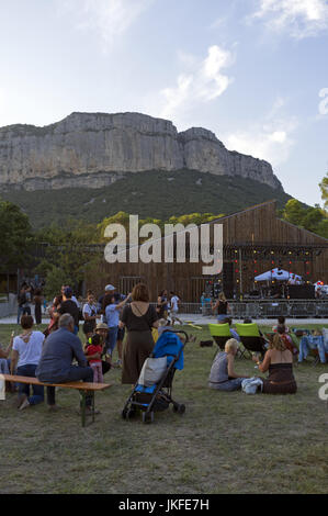 Valflaunes, Pic St Loup, Occitanie France : le 22 juillet 2017. Fête de la musique, Hortus vivent dans le domaine de l'Hortus, Wine Estate. L'installation de la scène et le public dans une grande prairie entre le Pic Saint Loup et l'Hortus. Credit : Digitalman/Alamy Live News Banque D'Images