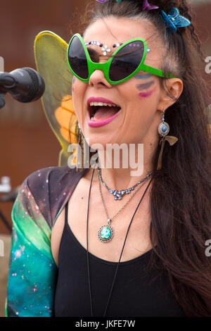 Morecambe, Lancashire, Royaume-Uni 23 juillet 2017. Sérénité Sam de Chords Cosmic chantant avec microphone. Un des groupes de l'homme de partout au pays convergent sur la promenade Morecambe pour un festival amusant et gratuit de chaos musical. L’un des hommes, sur le groupe de femmes, a une place particulière dans l’imagination de chacun et cette célébration de la coordination est un événement unique qui attire l’imagination des gens, quel que soit leur âge. Une fois vu jamais oublié. Les groupes sont disponibles dans toutes les formes et tailles, et jouent de la musique de tous les genres. Crédit; MediaWorldImages/Alay Live News Banque D'Images