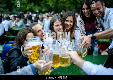 Munich, Allemagne. 23 juillet, 2017. Les gens s'amuser dans les heures tôt le matin lors de la traditionnelle "Kocherlball" au café en plein air à la Tour Chinoise dans les Jardins Anglais de Munich, Allemagne, 23 juillet 2017. Au 19e siècle les jeunes employés, les travailleurs des services, domestiques et autres prolétaires est venu à la danse à la "Kocherlball". Photo : Matthias Balk/dpa/Alamy Live News Banque D'Images